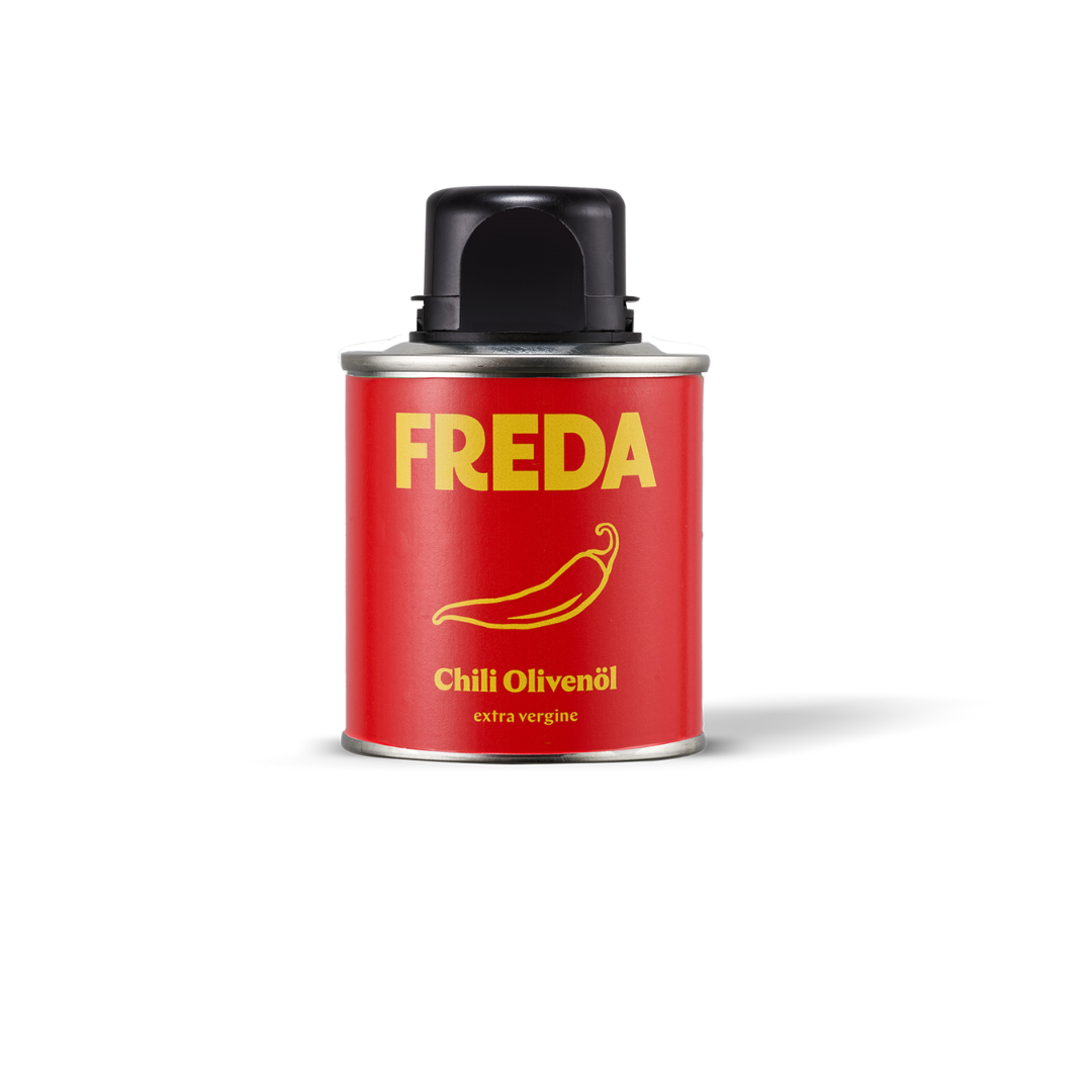 Rote Dose mit schwarzem Deckel, Aufschrift "FREDA", darunter ein Chilisymbol und "Chili Olivenöl extra vergine".