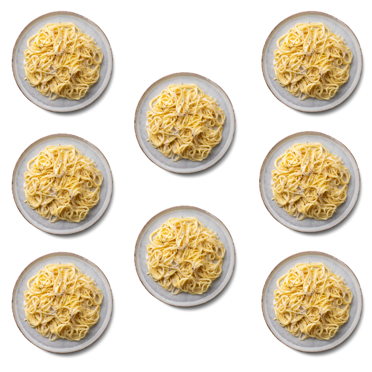 Acht Teller mit Spaghetti Carbonara in einem 3x3-Muster auf schwarzem Hintergrund.
