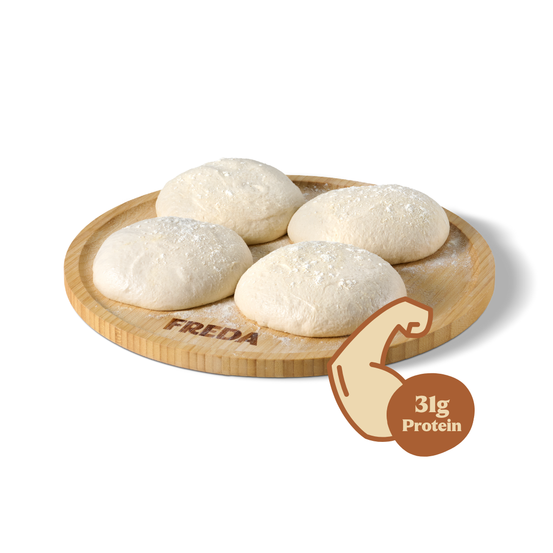 Vier Teigkugeln auf einem Holzbrett mit "31g Protein" Symbol.