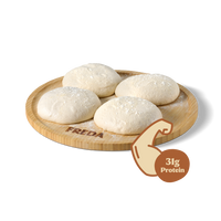 Vier Teigkugeln auf einem Holzbrett mit "31g Protein" Symbol.