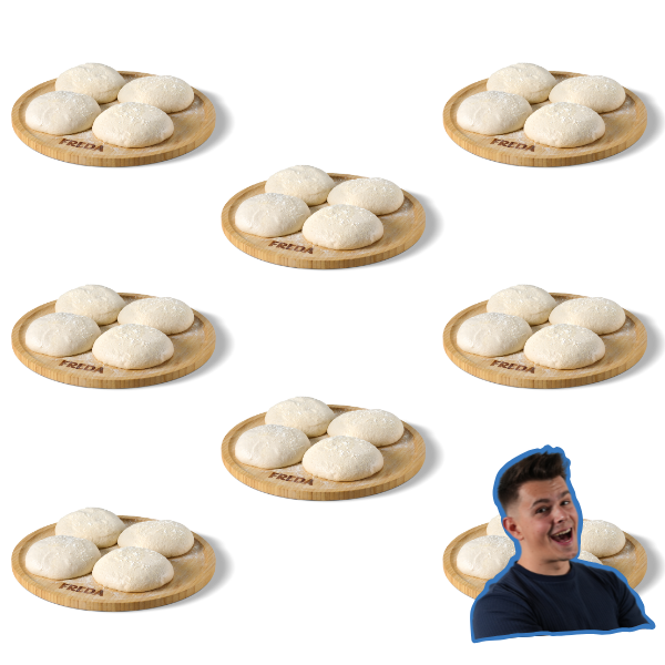 Acht Holztabletts mit je drei Teigkugeln und ein lächelnder Mann in der unteren rechten Ecke.