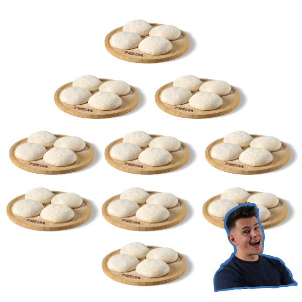 Elf hölzerne Teller mit jeweils vier Teigkugeln, daneben eine Person mit einem überraschten Gesichtsausdruck.