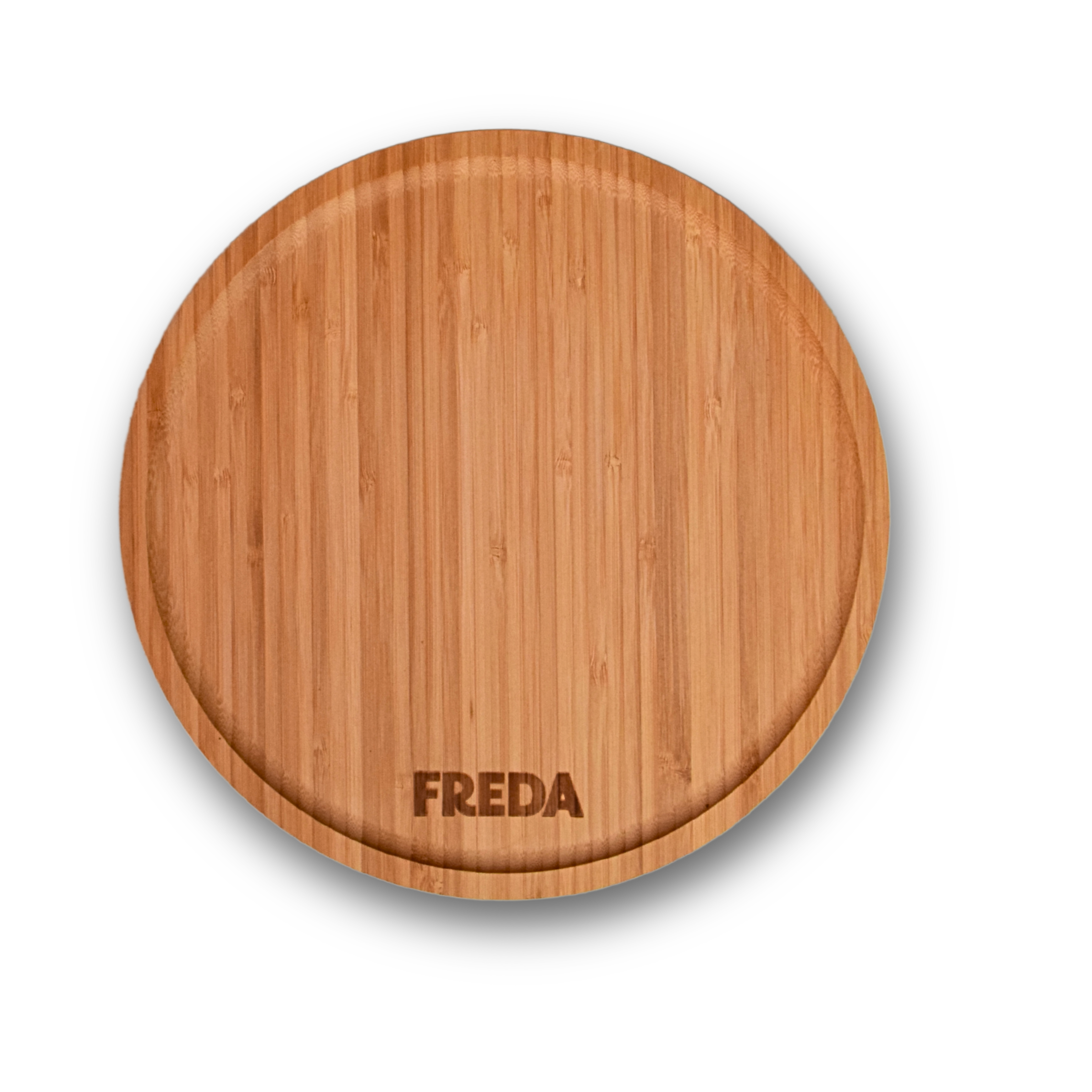 Rundes Holzbrett mit dem eingravierten Namen "FREDA" auf schwarzem Hintergrund.