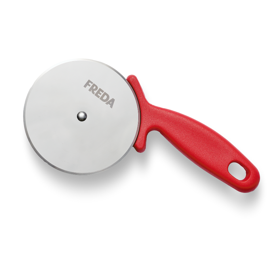 Roter Pizzaschneider mit rundem, silbernem Schneidrad und Aufschrift "Freda" auf der Klinge.