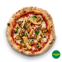Pizza mit Pilzen, Petersilie und geschmolzenem Käse auf Tomatensauce, mit einem „veggie“-Sticker unten rechts.