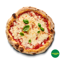 Pizza Margherita mit Tomatensoße, geschmolzenem Käse und Basilikumblättern auf einem runden, gebräunten Teig.