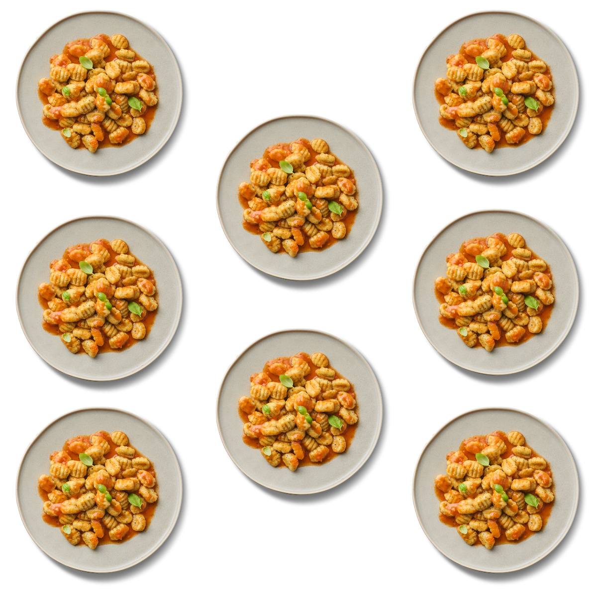 Acht Teller mit Gnocchi in Tomatensauce und Basilikum, symmetrisch angeordnet auf schwarzem Hintergrund.