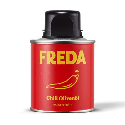 Rote Dose mit der Aufschrift "FREDA" und "Chili Olivenöl extra vergine", verziert mit einer stilisierten Chilischote.