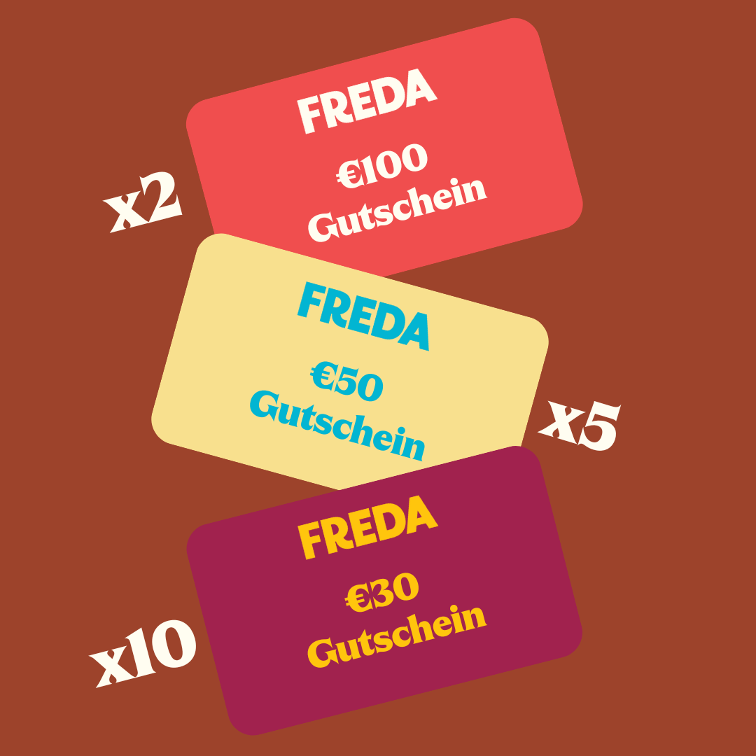 Drei Freda-Gutscheine: €100 (x2 rot), €50 (x5 gelb), €30 (x10 lila) auf braunem Hintergrund.