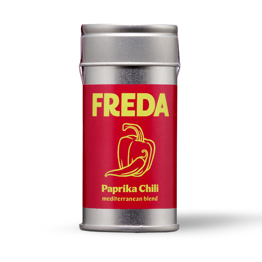 Silberne Dose mit rotem Etikett der Marke "FREDA", darauf eine gezeichnete Paprika und der Text "Paprika Chili mediterranean blend".