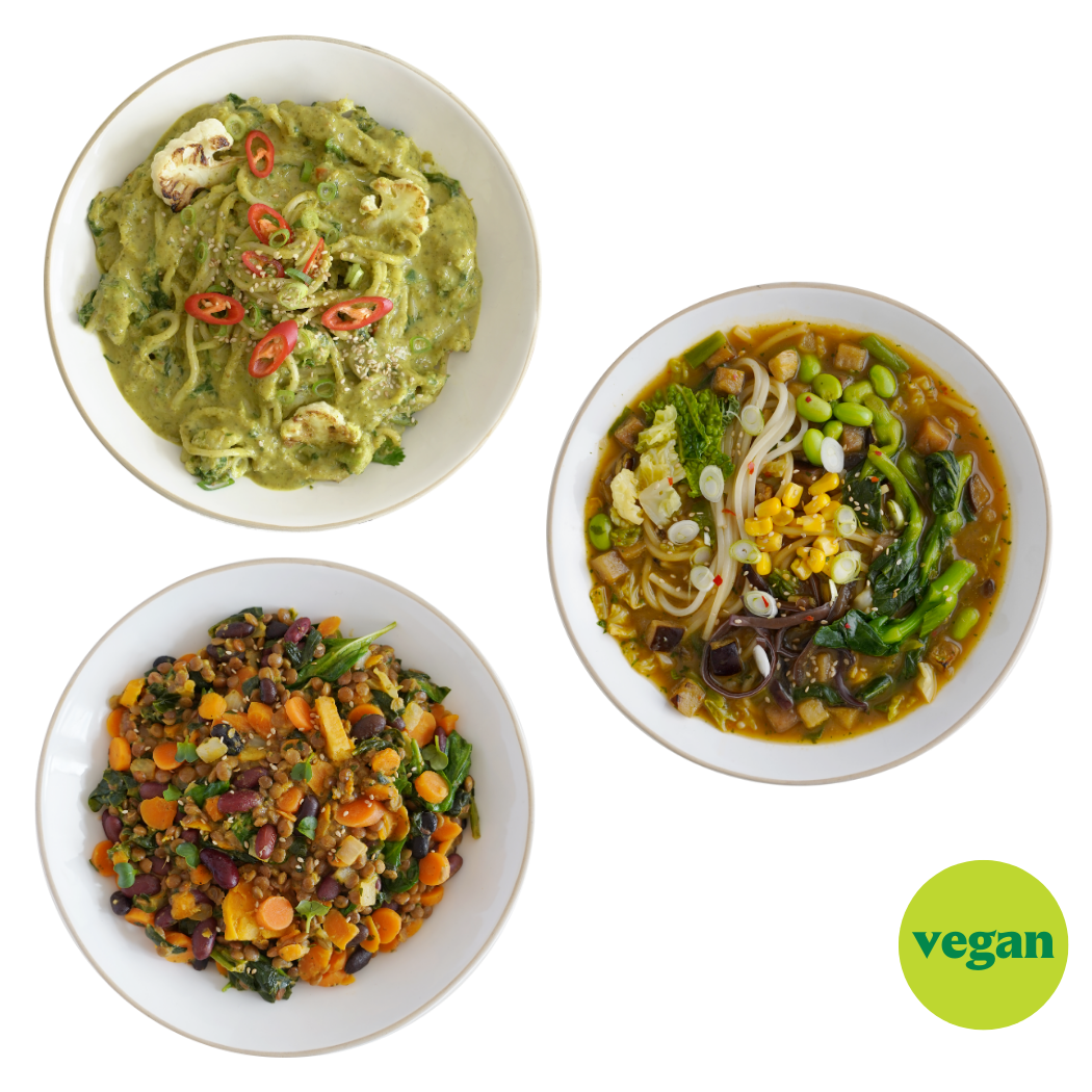 Drei Teller mit veganen Gerichten: grüne Pasta, Bohnensalat und Gemüse-Nudelsuppe. Grünen "vegan"-Button unten rechts.