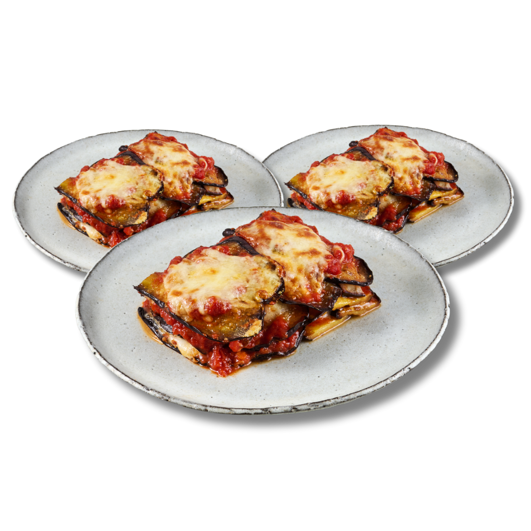 Drei Teller mit gebackener Auberginen-Lasagne, belegt mit geschmolzenem Käse und Tomatensauce.