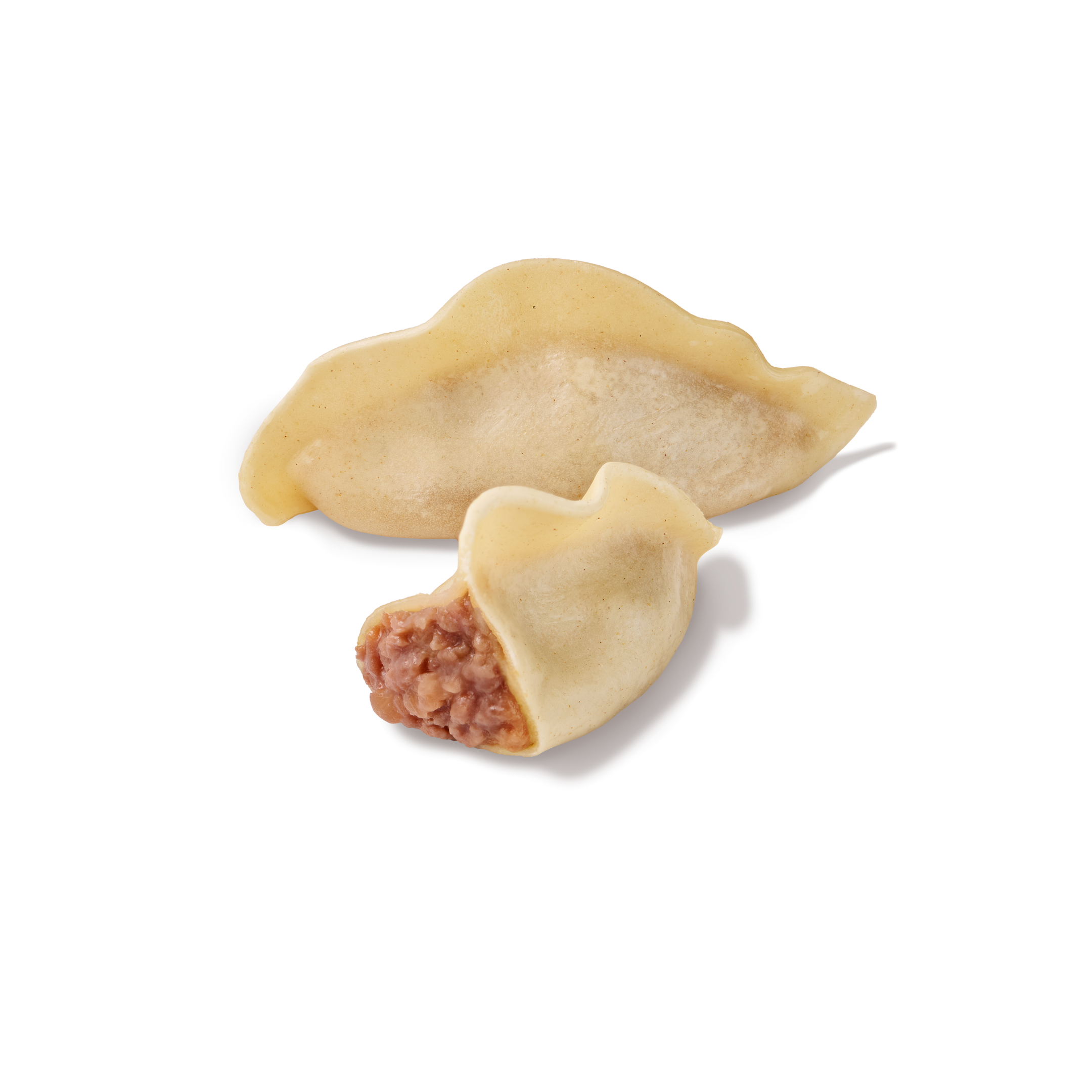 Zwei Teigtaschen, eine ganz und eine angeschnitten, gefüllt mit Hackfleisch, vor weißem Hintergrund.