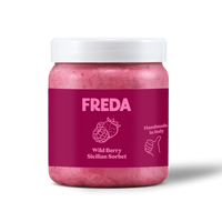 Ein Glas mit rosa Sorbet, etikettiert als "Freda Wild Berry Sicilian Sorbet", handgemacht in Italien.
