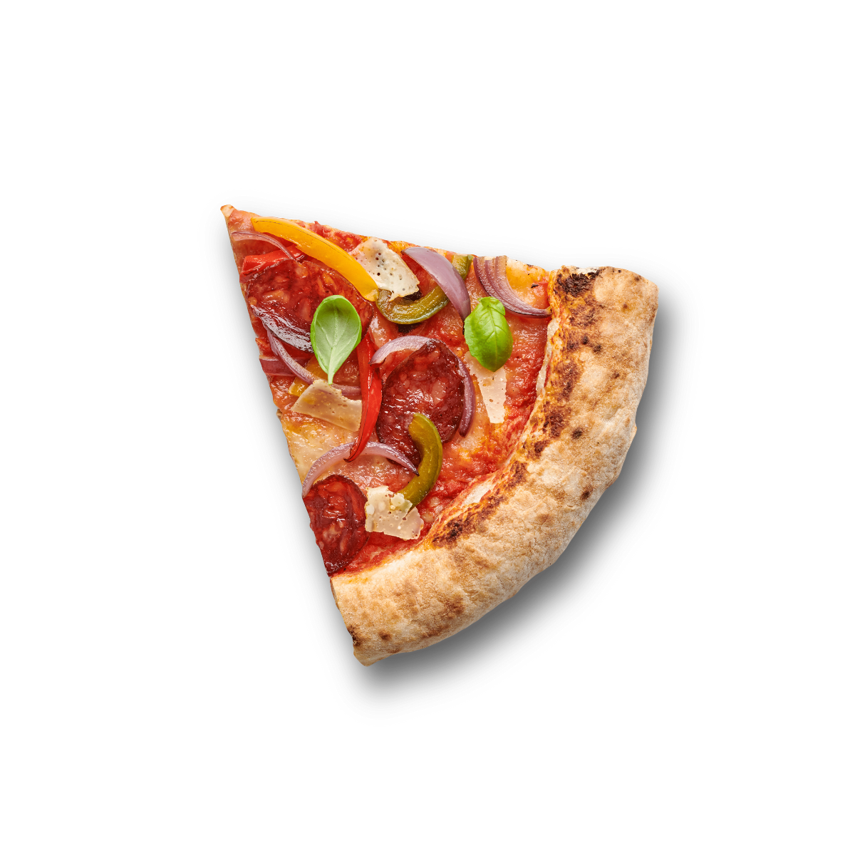 Ein Stück Pizza mit Peperoni, Zwiebeln, Paprika, Basilikum und Käse auf schwarzem Hintergrund.