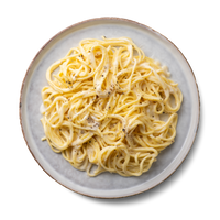 Ein Teller Spaghetti mit cremiger Soße und Pfeffer, auf einem eleganten grauen Teller serviert.