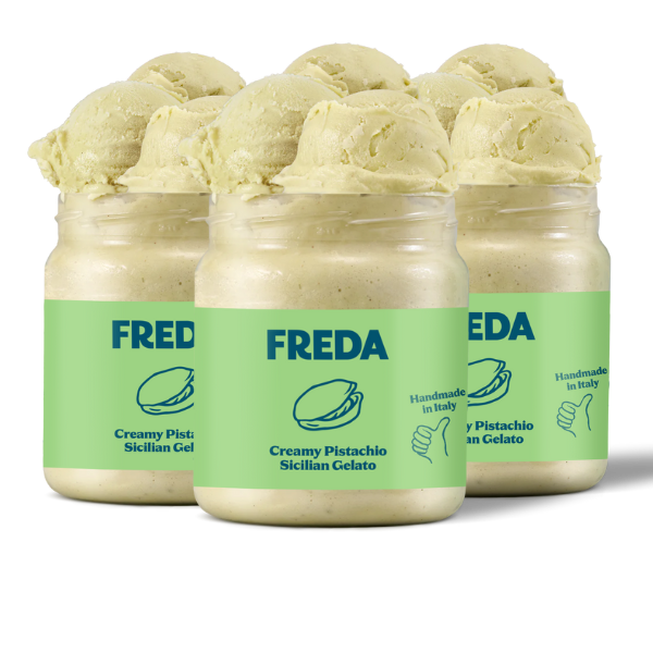 Sechs Gläser Freda Pistazien-Gelato mit grüner Etikettierung in einer dreireihigen Anordnung.
