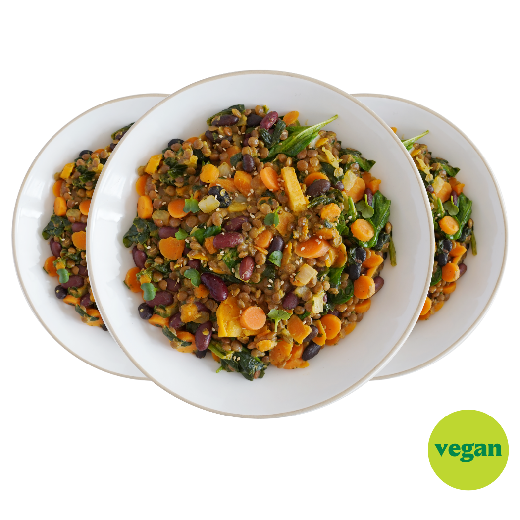 Drei Teller mit veganem Linsengericht, darunter Karotten und Bohnen, und ein "vegan"-Label in der Ecke.
