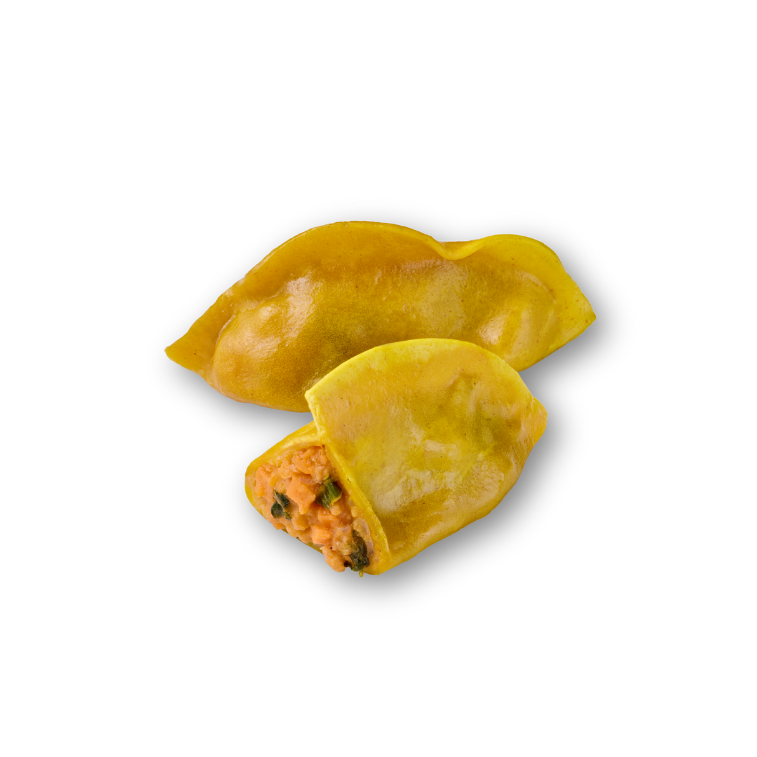 Zwei gelbe Teigtaschen, eine ganz und eine halbiert, mit Füllung auf schwarzem Hintergrund.