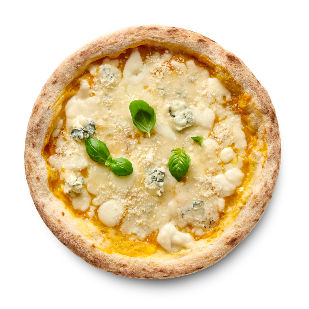 Pizza mit verschiedenen Käsesorten und frischem Basilikum, auf hellem, leicht gebräuntem Teig serviert.