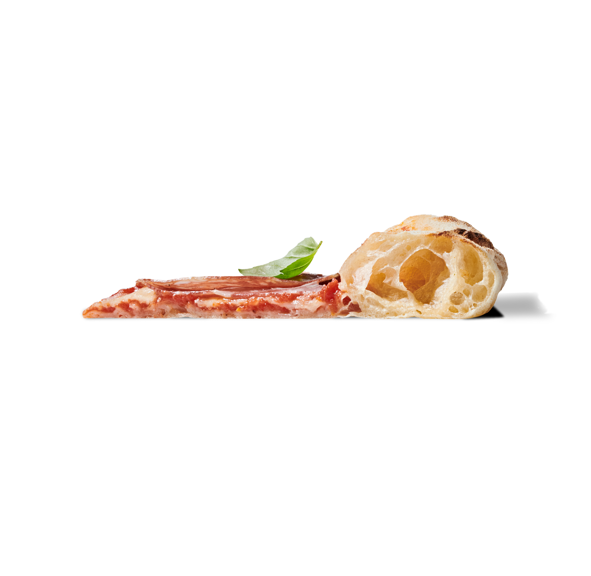Pizzastück mit knusprigem Rand und Basilikum auf schwarzem Hintergrund.