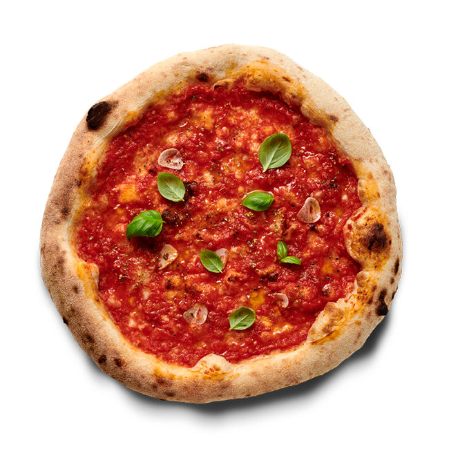 Eine Pizza mit Tomatensauce, Knoblauchscheiben und frischem Basilikum auf einem knusprigen Teigboden.