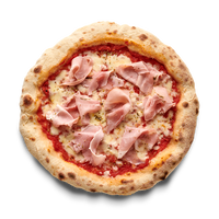 Pizza mit Tomatensauce, Käse und Schinken auf einem Holztisch.