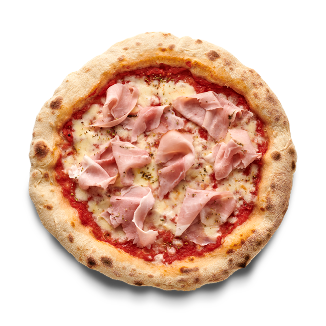 Pizza mit Tomatensauce, Käse und Schinken auf einem Holztisch.
