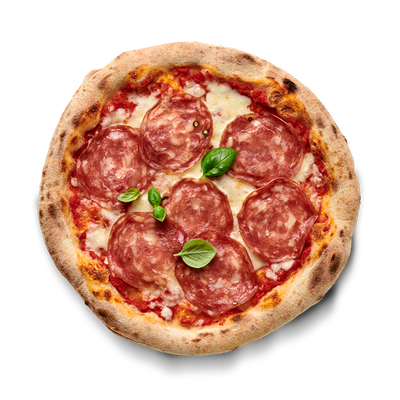Pizza mit Salami, Tomatensauce, geschmolzenem Käse und Basilikumblättern auf hellem Hintergrund.
