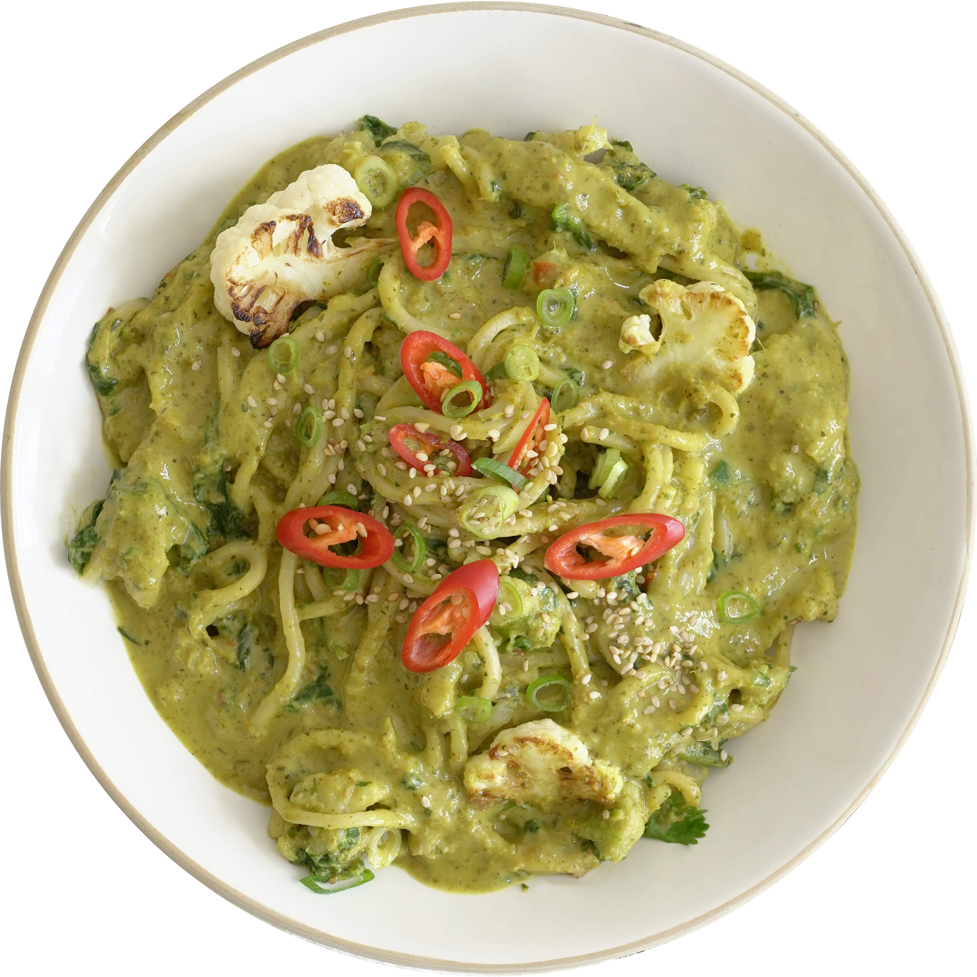 Ein Teller mit cremiger Pasta, garniert mit roten Chilischoten, Frühlingszwiebeln, Blumenkohlröschen und Sesam.