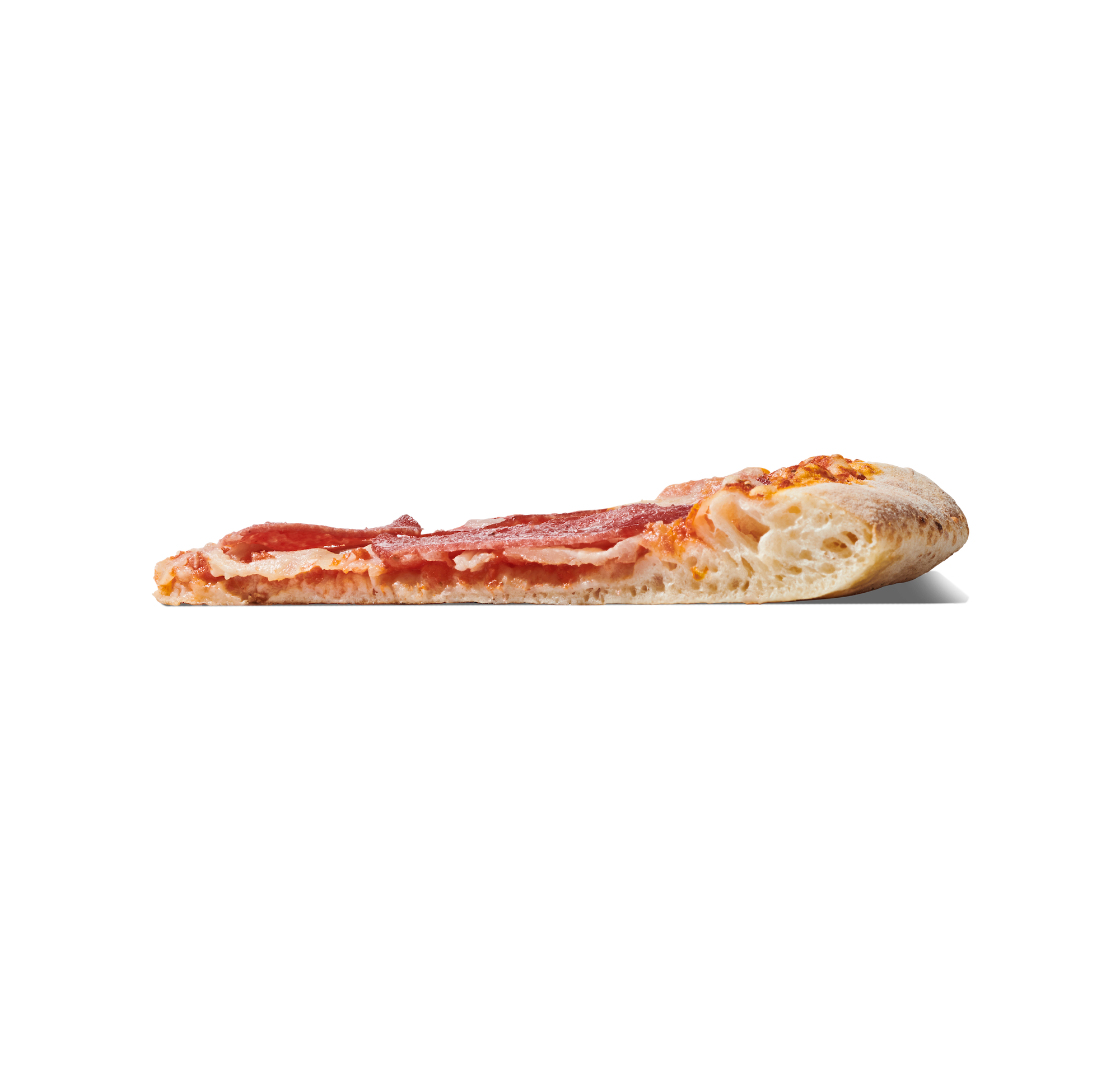 Seitliche Ansicht eines dünnen Stücks Pizza mit Tomatensauce und Käse, vor einem schwarzen Hintergrund.