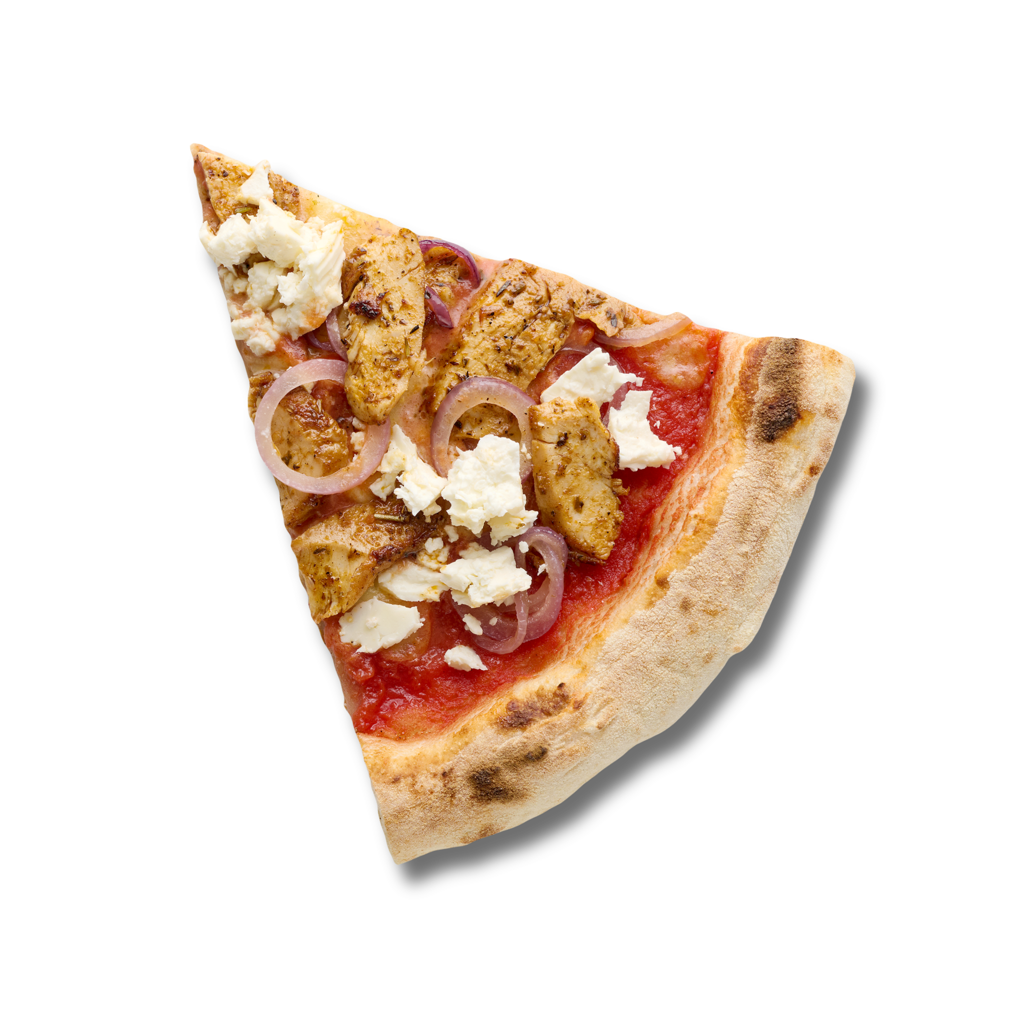 Eine Pizzascheibe mit Hähnchen, Zwiebeln, Tomatensauce und Feta auf einem schwarzen Hintergrund.