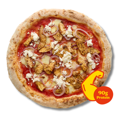 Pizza mit Hähnchen, Zwiebeln und Feta, mit 90g Protein, vor schwarzem Hintergrund dargestellt.