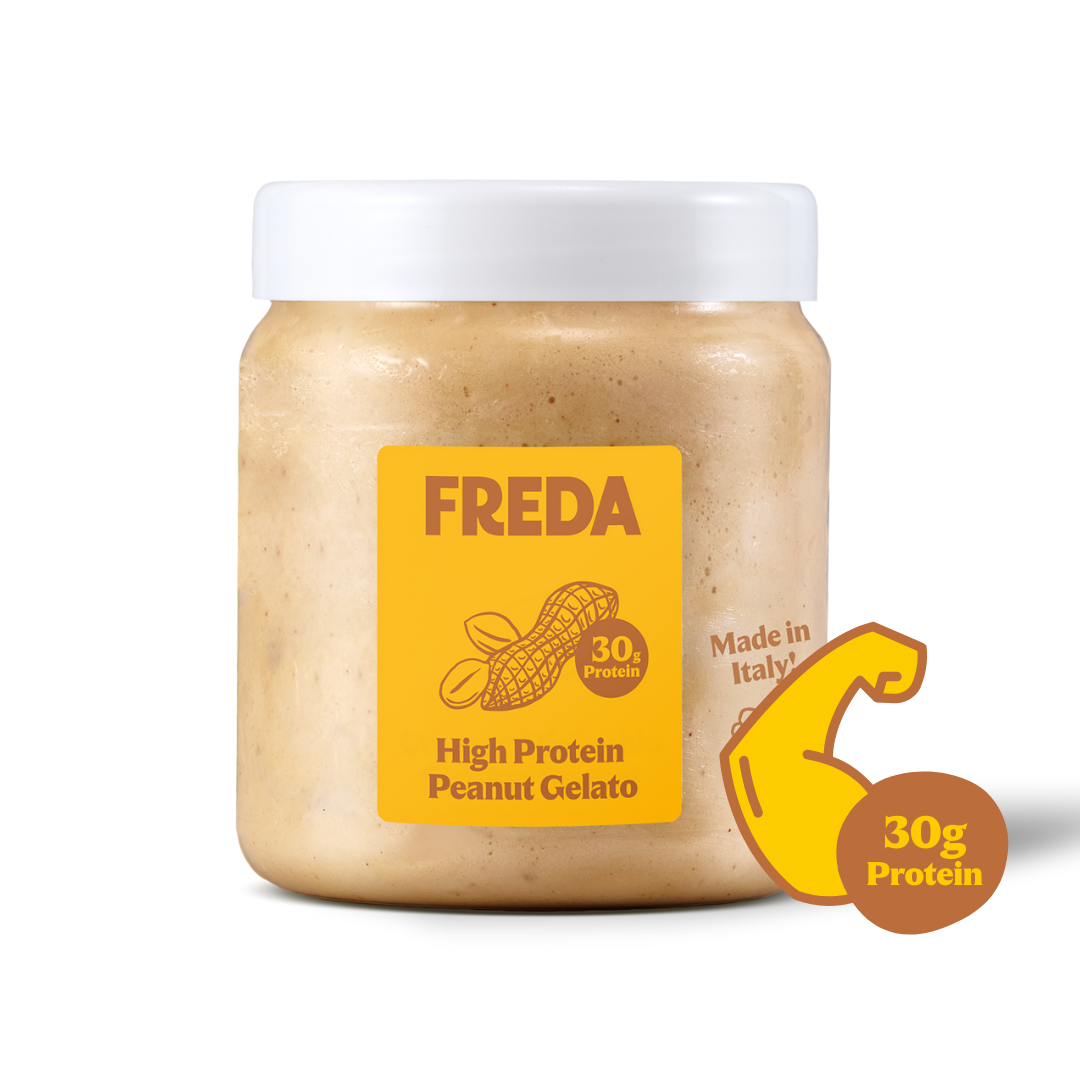 Ein Glas mit Freda High Protein Peanut Gelato, angereichert mit 30 g Protein, hergestellt in Italien.