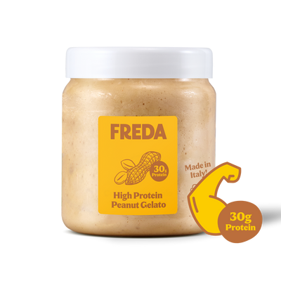 Ein Glas mit Freda High Protein Peanut Gelato, angereichert mit 30 g Protein, hergestellt in Italien.