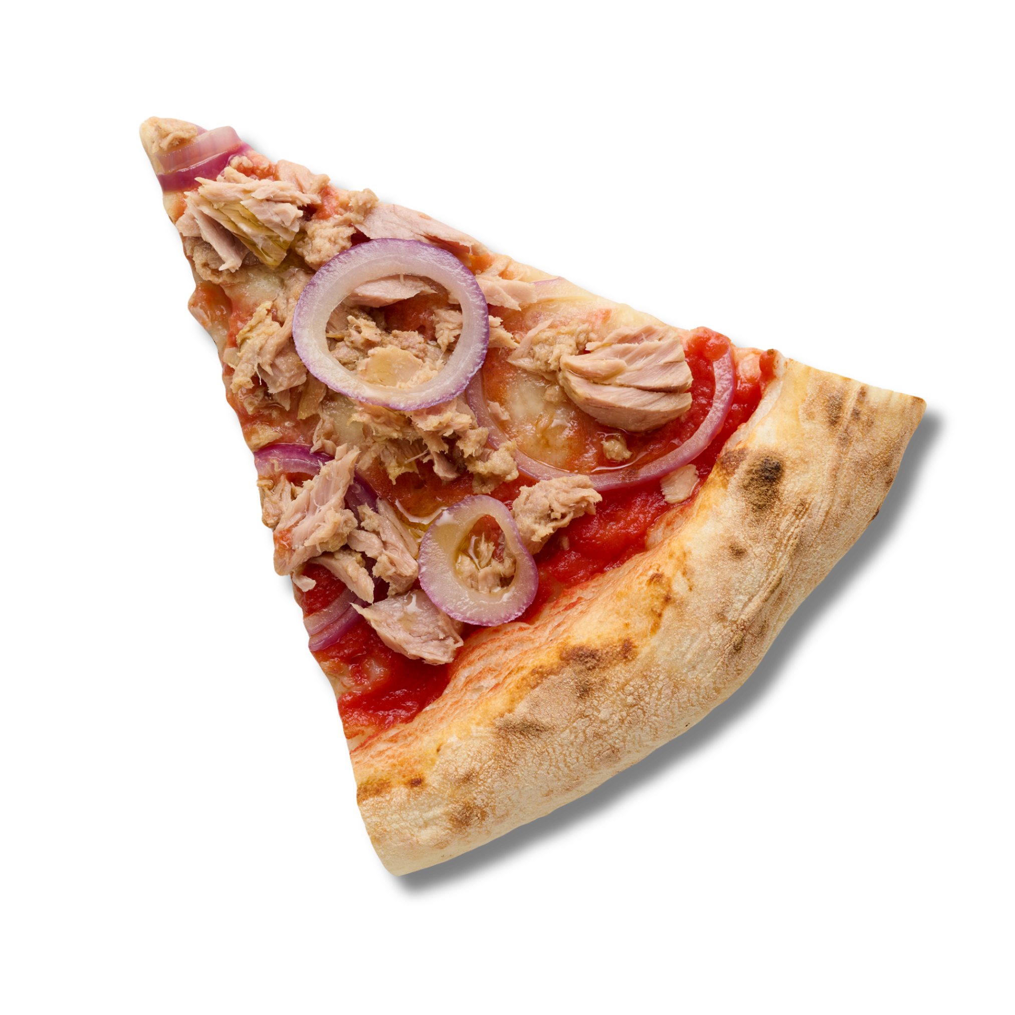 Ein Pizzastück mit Thunfisch, roten Zwiebeln und Oliven auf Tomatensauce, vor schwarzem Hintergrund.