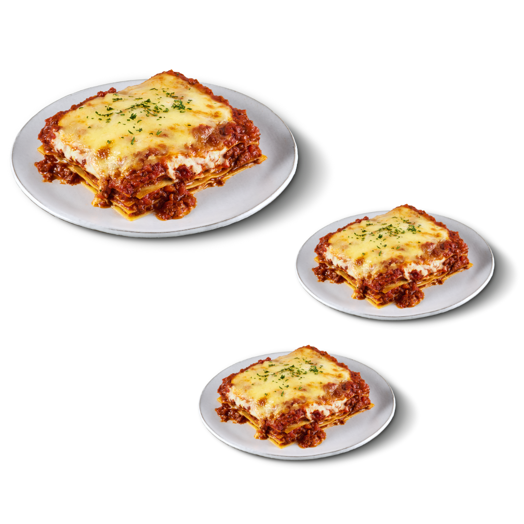 Drei Portionen Lasagne auf weißen Tellern, mit geschmolzenem Käse und Kräutern bestreut, werden präsentiert.