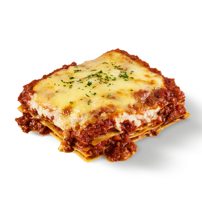 Ein Stück Lasagne mit geschmolzenem Käse und gehackten Kräutern auf einem Teller.