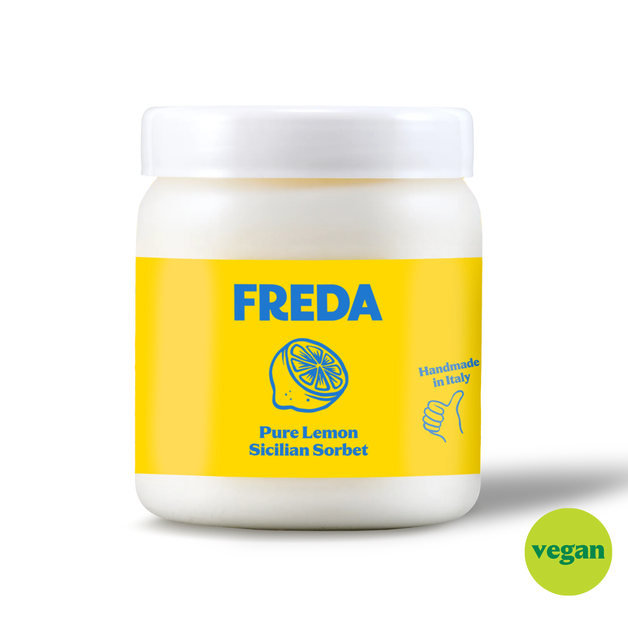 Weiße Eiscreme-Dose mit gelbem Etikett "FREDA Pure Lemon Sicilian Sorbet," daneben ein grünes vegan-Label.