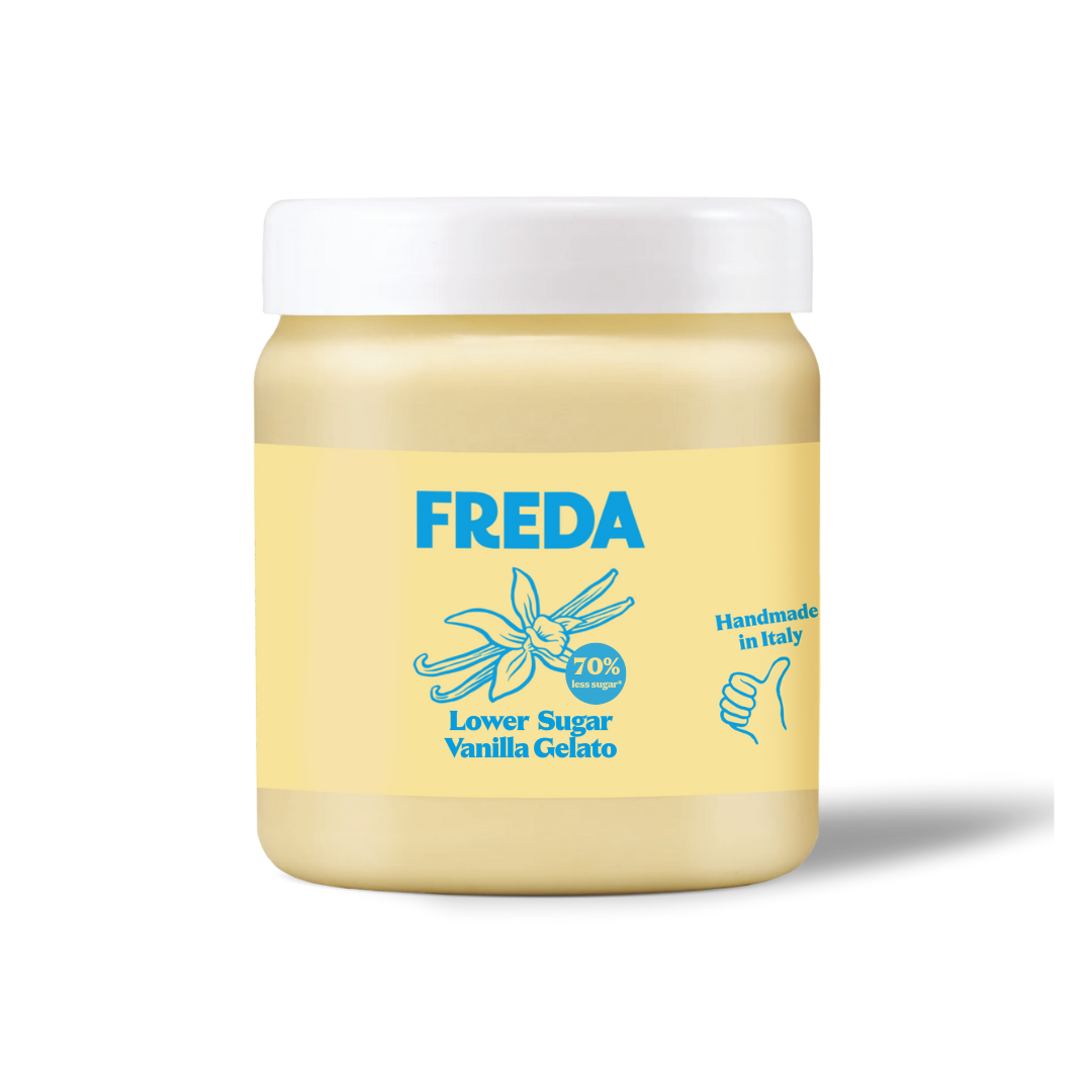 Ein Glas Vanille-Gelato von Freda, mit reduziertem Zuckergehalt und dem Hinweis "Handmade in Italy".