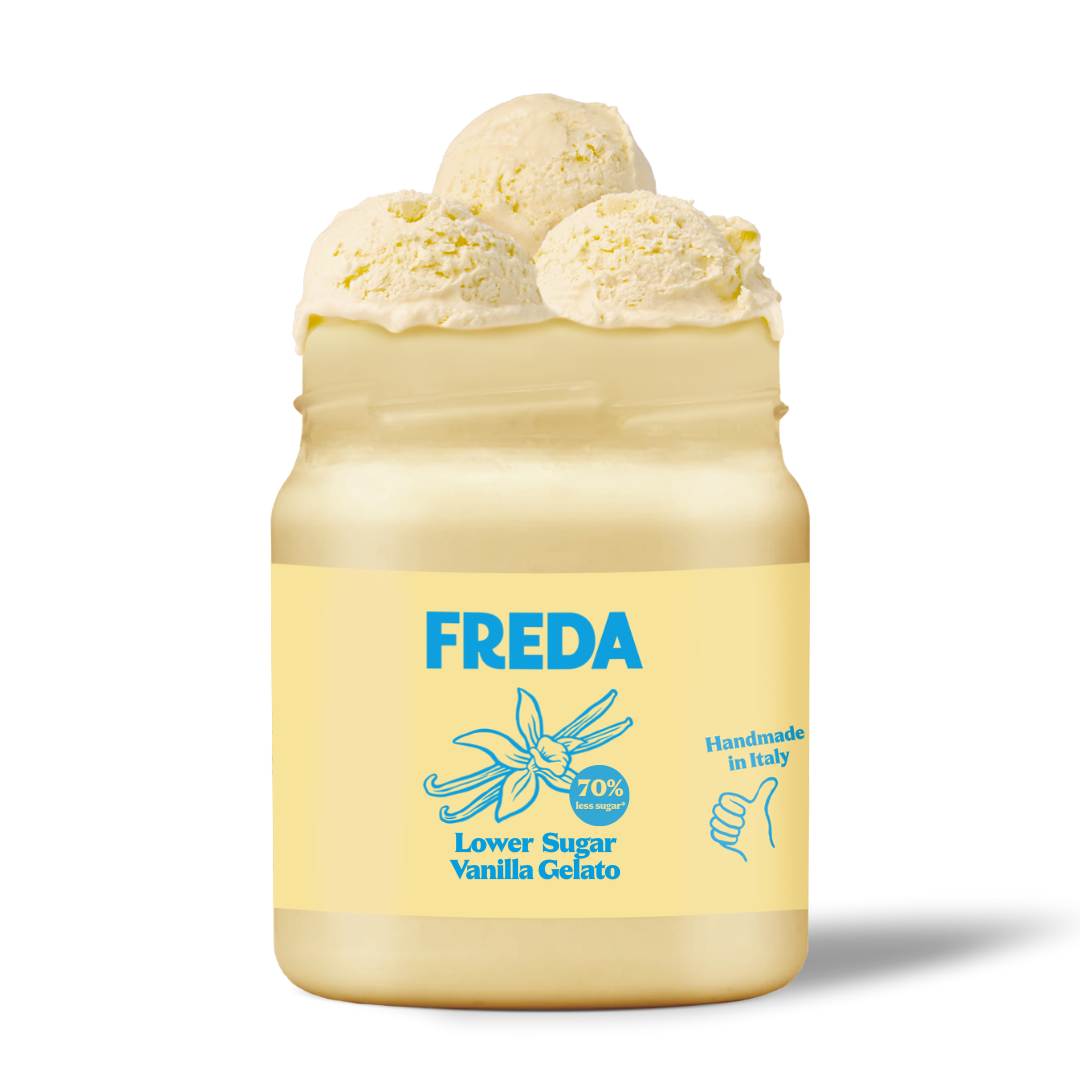 Ein Glas vanillefarbenes Gelato von Freda mit dem Aufdruck "Lower Sugar Vanilla Gelato, Handmade in Italy".