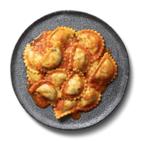 Ein grauer Teller mit Ravioli in Tomatensoße, bestreut mit Kräutern.
