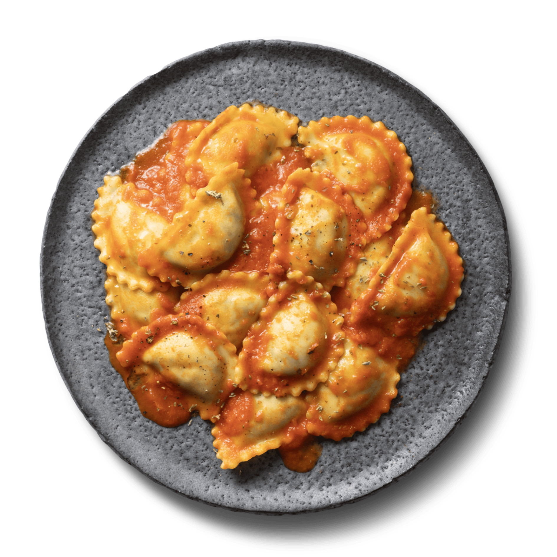 Ein grauer Teller mit Ravioli in einer tomatenbasierten Soße, garniert mit Kräutern.