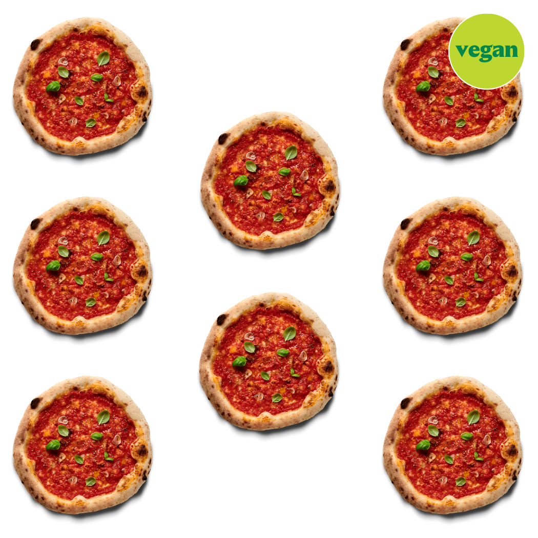 Acht vegane Pizzen mit Tomatensoße und Basilikumblättern auf schwarzem Hintergrund, vegan-Label oben rechts.