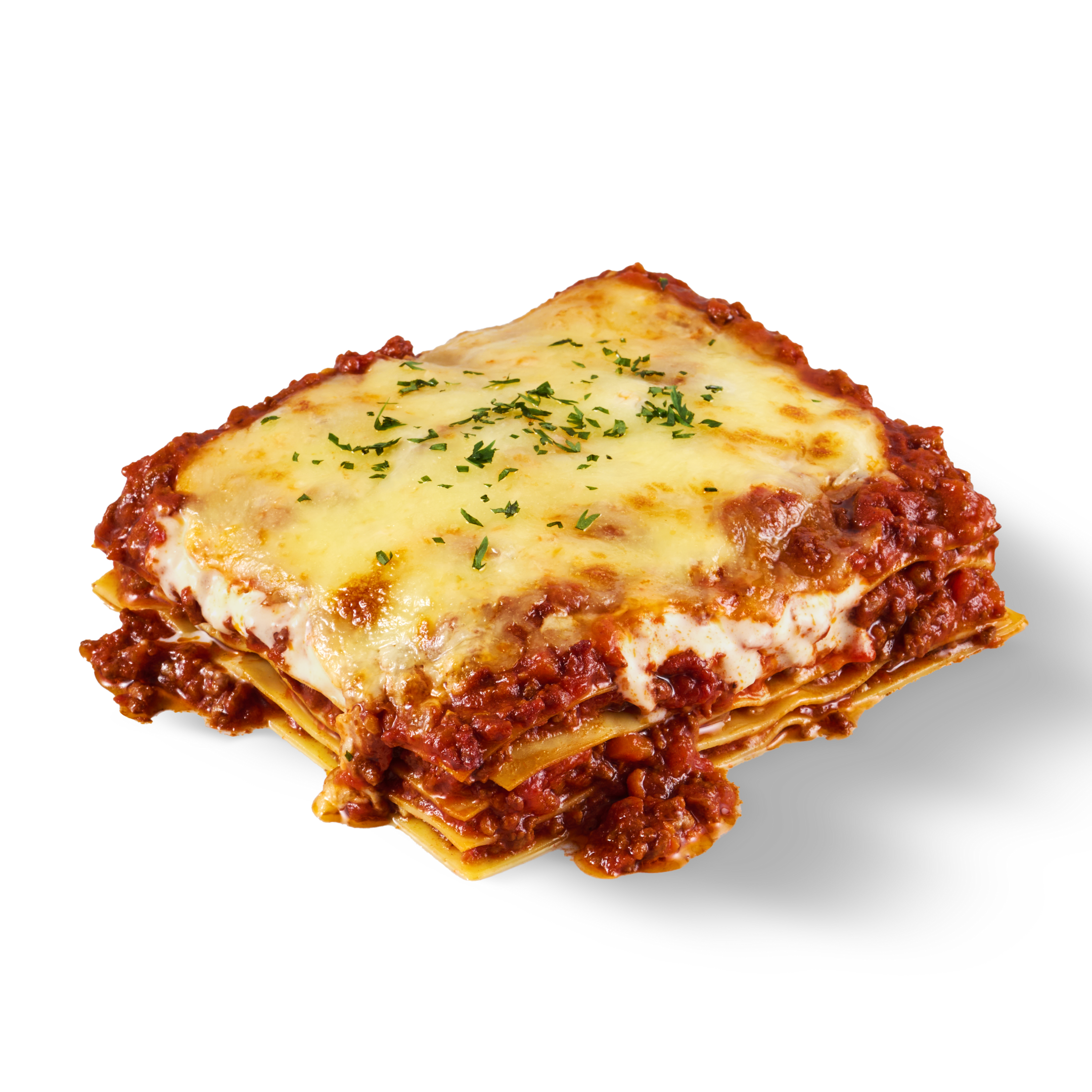 Ein Stück Lasagne mit geschmolzenem Käse und Kräutern garniert.