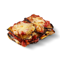 Ein Stück Auberginenauflauf mit Tomatensauce und geschmolzenem Käse auf schwarzem Hintergrund.