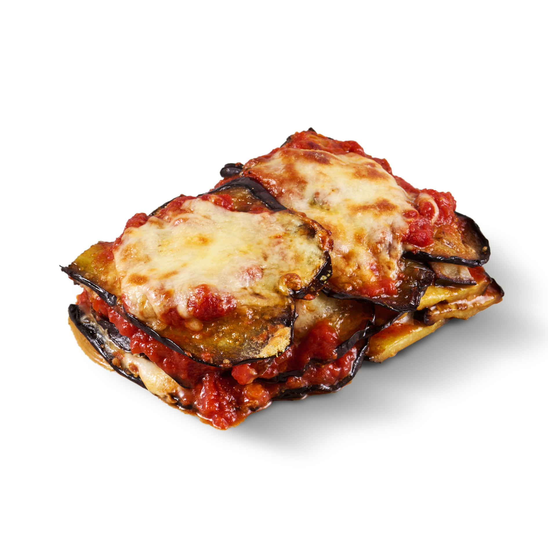 Ein Teller mit gebackener Auberginen-Lasagne, bedeckt mit geschmolzenem Käse und Tomatensauce.