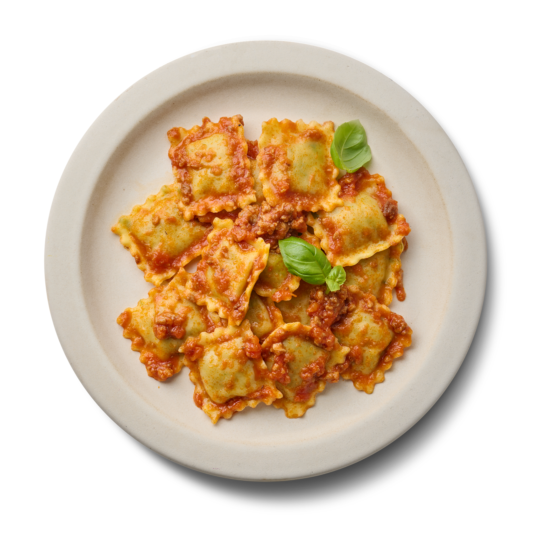 Teller mit Ravioli in Tomatensoße, garniert mit Basilikumblättern.