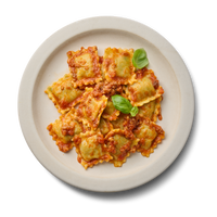 Teller mit Ravioli in Tomatensoße, garniert mit Basilikumblättern.