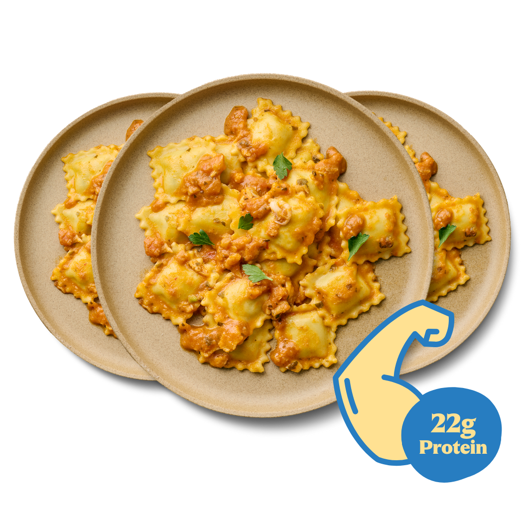 Drei Teller gefüllt mit Ravioli in Soße, mit einem Symbol für 22g Protein unten rechts.